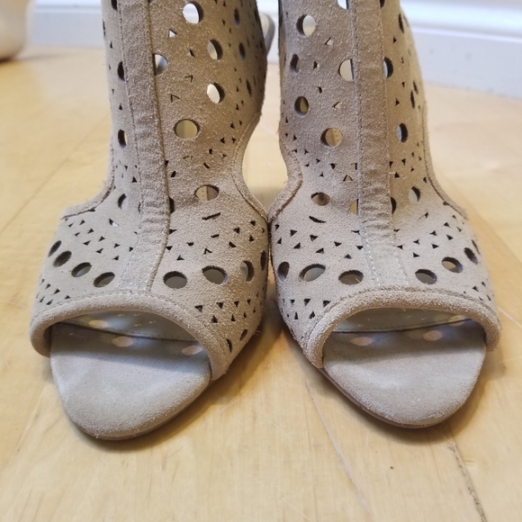 Ivanka Trump Buckle Slingback Peep-Toe Suede Leather Heels Size 7..5 - Picture 11 of 12